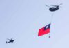 Beteiligung von Militärflugzeugen an den Feierlichkeiten zum Nationalfeiertag Ein CH-47 Hubschrauber mit der Nationalflagge bei einer Übung zum Nationalfeiertag (Foto: CNA)