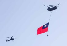 Beteiligung von Militärflugzeugen an den Feierlichkeiten zum Nationalfeiertag Ein CH-47 Hubschrauber mit der Nationalflagge bei einer Übung zum Nationalfeiertag (Foto: CNA)