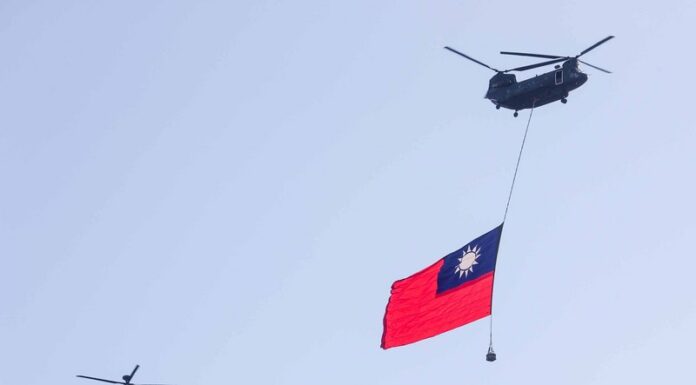 Beteiligung von Militärflugzeugen an den Feierlichkeiten zum Nationalfeiertag Ein CH-47 Hubschrauber mit der Nationalflagge bei einer Übung zum Nationalfeiertag (Foto: CNA)