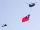 國慶預演 CH-47吊掛巨幅國旗飛越台北上空
