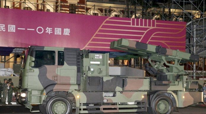 地面兵力國慶預演 陸射劍二飛彈車首度亮相