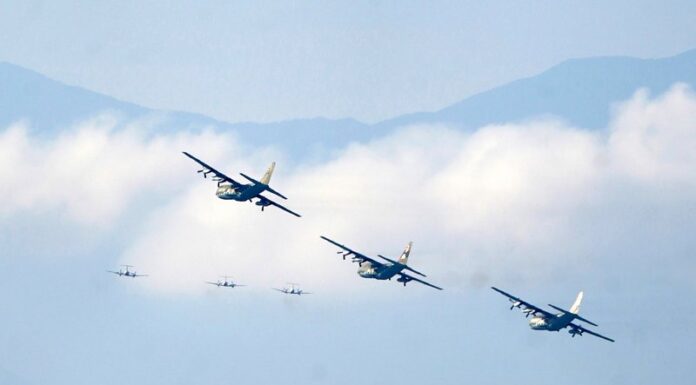 慶祝國慶空中預演總統府前展開 雷虎小組吸睛 (影音)