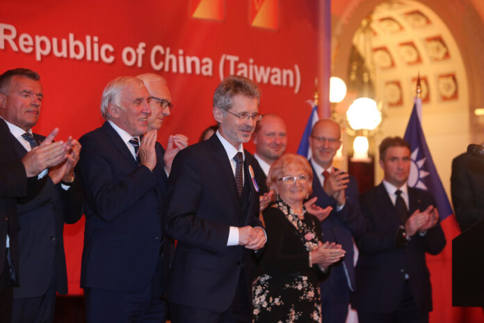 Senatspräsident Miloš Vystrčil bei der Feier zum Nationalfeiertag (Foto: Vertretung Taiwans in der Tschechischen Republik) Senatspräsident Miloš Vystrčil bei der Feier zum Nationalfeiertag (Foto: Vertretung Taiwans in der Tschechischen Republik)
