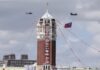 Audio: Feierlichkeiten am Nationalfeiertag Ein CH-47 Hubschrauber mit der Nationalflagge beim Überflug während der Feierlichkeiten (Foto: CNA)