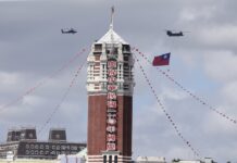 Audio: Feierlichkeiten am Nationalfeiertag Ein CH-47 Hubschrauber mit der Nationalflagge beim Überflug während der Feierlichkeiten (Foto: CNA)