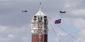 Audio: Feierlichkeiten am Nationalfeiertag Ein CH-47 Hubschrauber mit der Nationalflagge beim Überflug während der Feierlichkeiten (Foto: CNA)