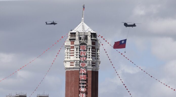 Audio: Feierlichkeiten am Nationalfeiertag Ein CH-47 Hubschrauber mit der Nationalflagge beim Überflug während der Feierlichkeiten (Foto: CNA)