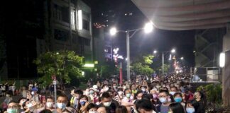 Hohes Fahrgastaufkommen bei Feuerwerk am Nationalfeiertag in Kaohsiung Die Haltestelle Yanchengpu nach der Feuerwerksshow (Foto: CNA)