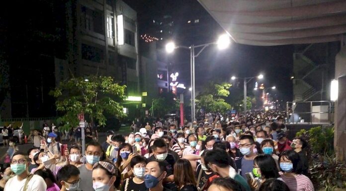 Hohes Fahrgastaufkommen bei Feuerwerk am Nationalfeiertag in Kaohsiung Die Haltestelle Yanchengpu nach der Feuerwerksshow (Foto: CNA)