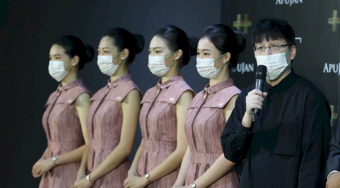 Le créateur taiwanais APUJAN réalise les tenues des hôtes et hôtesses