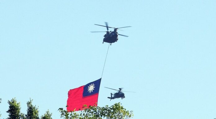 (Double Ten 2021) Pesawat Militer Bawa Bendera Raksasa Mengitari Langit Taipei