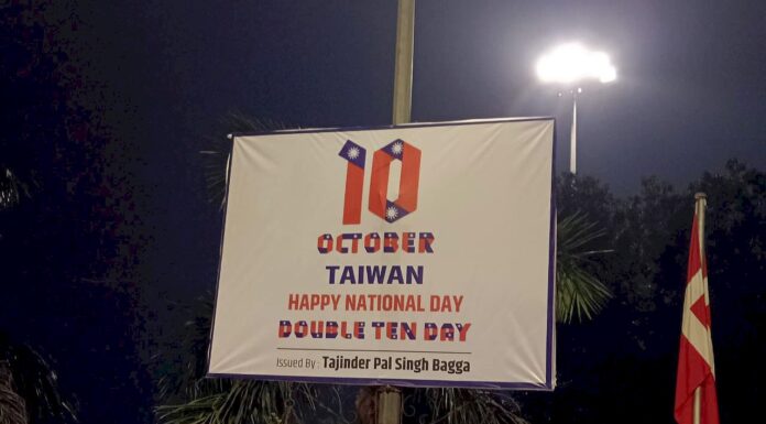 印度執政黨幹部 中國簽證中心掛雙十海報嗆中