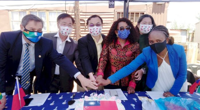 慶雙十 南非代表處與僑領捐食物包輪椅給貧民