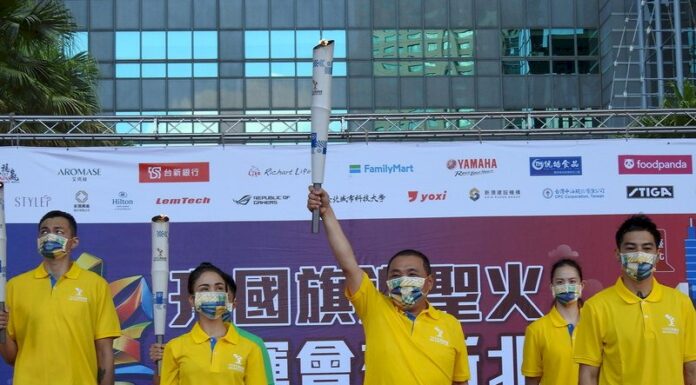 新北市、国歌斉唱で全国運動会の聖火リレーを迎える