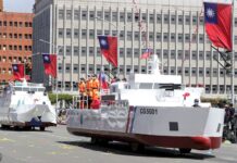 船が陸に上陸?国産巡視船がパレードに登場