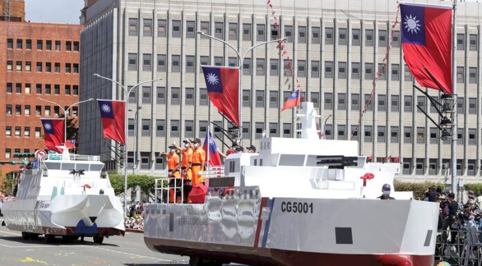 船が陸に上陸?国産巡視船がパレードに登場