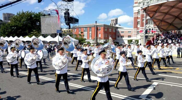 陸海空三軍儀仗隊・音楽隊、行進を披露