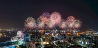 Espectáculo de fuegos artificiales del Doble Diez atrae a más de 300 000 personas
