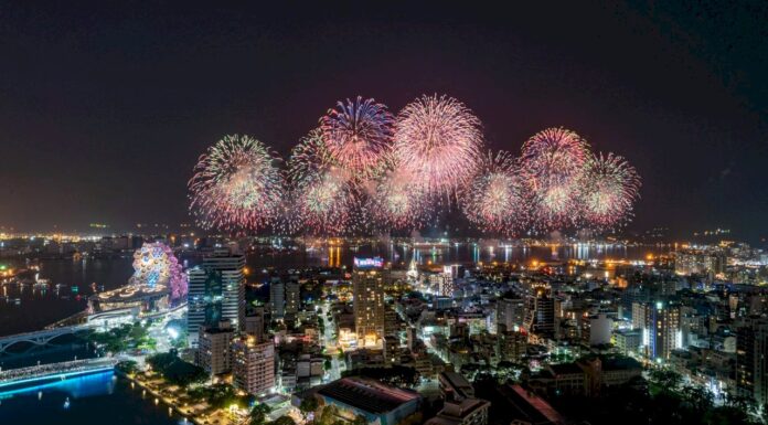 Espectáculo de fuegos artificiales del Doble Diez atrae a más de 300 000 personas