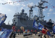 Nhân dịp Quốc khánh, tàu chiến Hải quân neo đậu tại bến cảng Xinbin Cao Hùng đón khách tham quan