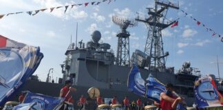 Nhân dịp Quốc khánh, tàu chiến Hải quân neo đậu tại bến cảng Xinbin Cao Hùng đón khách tham quan