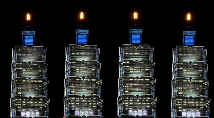Taipei 101 Merayakan HUT Taiwan dengan Menyalakan Lampu Tulisan Ucapan