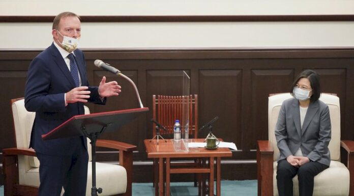 Tsai Ing-wen se reúne con el exprimer ministro australiano Tony Abbott