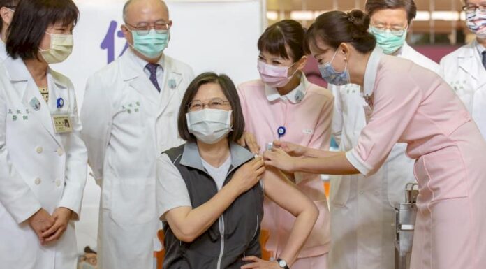 Tsai Ing-wen y el vicepresidente William Lai se ponen la segunda dosis de Medigen