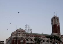 國慶暖身軍事迷驚喜 3直升機飛越總統府