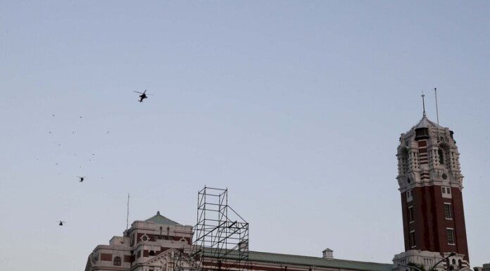 國慶暖身軍事迷驚喜 3直升機飛越總統府