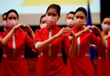 Estudiantes de la Universidad Ming Chuan se preparan para las celebraciones del Doble Diez