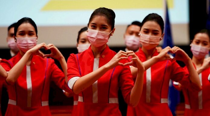 Estudiantes de la Universidad Ming Chuan se preparan para las celebraciones del Doble Diez