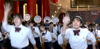 Banda de música japonesa se prepara para desfilar en el Doble Diez