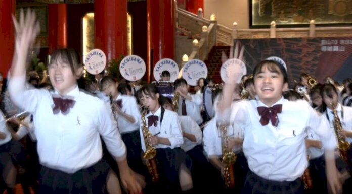 Banda de música japonesa se prepara para desfilar en el Doble Diez