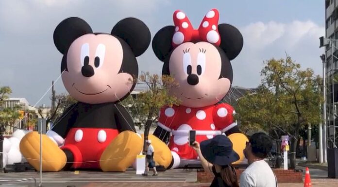 Chuột Mickey và Minnie khổng lồ bất ngờ xuất hiện tại Đài Nam