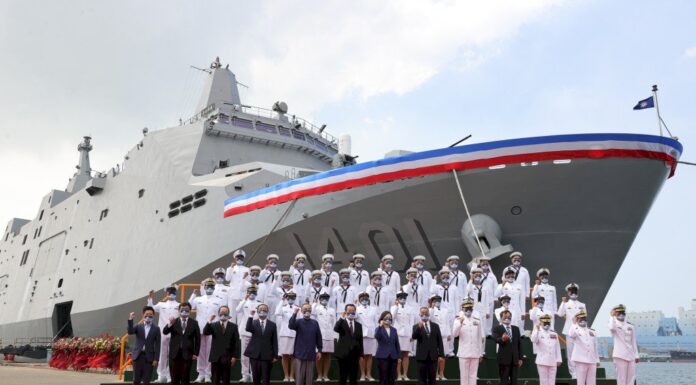 Президент Тайваня возглавила церемонию передачи десантно-транспортного корабля-дока «Юйшань»