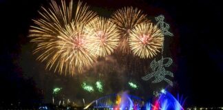 พลุฉลองวันชาติไต้หวันปีนี้ย้ายไปจัดที่เมืองเจียอี้ สวยงามตระการตาจากโดรนแปรอักษรเป็นรูปธงชาติและวัตถุโบราณ (มีคลิป)