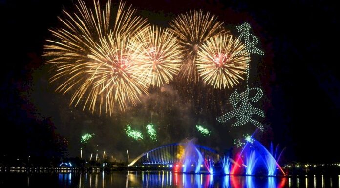 พลุฉลองวันชาติไต้หวันปีนี้ย้ายไปจัดที่เมืองเจียอี้ สวยงามตระการตาจากโดรนแปรอักษรเป็นรูปธงชาติและวัตถุโบราณ (มีคลิป)