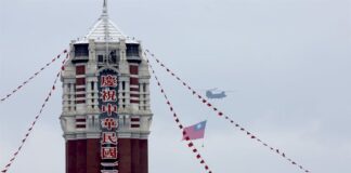 ไฮไลท์พิธีฉลองวันชาติ ฝูงบินเฮลิคอปเตอร์บินเหนือน่านฟ้ากรุงไทเป