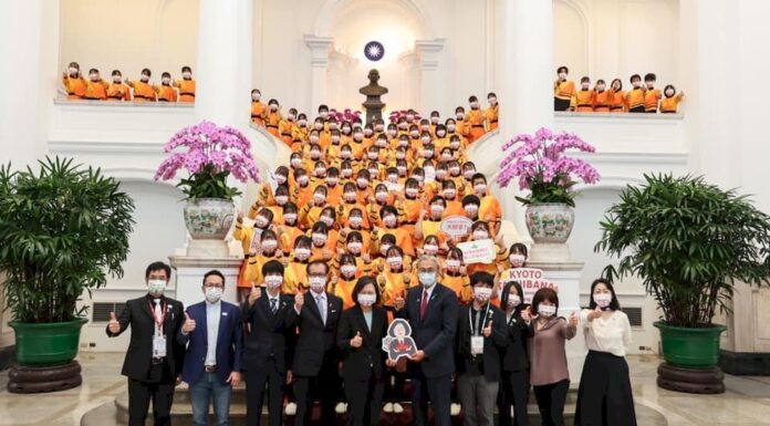 「橘色惡魔」參觀總統府 巧遇神祕嘉賓