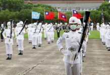 三軍樂儀隊國慶預演 靜默槍法左手轉槍難度高(影音)