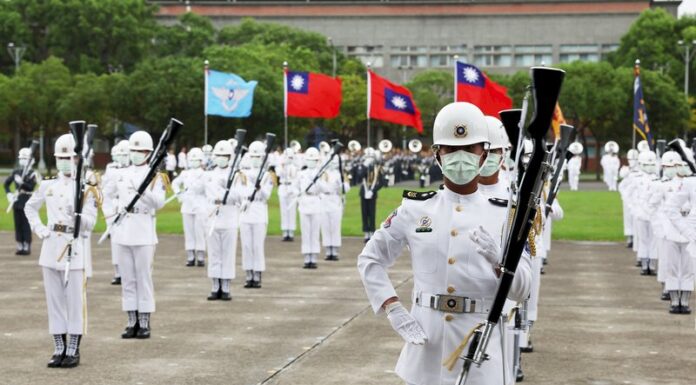 三軍樂儀隊國慶預演 靜默槍法左手轉槍難度高(影音)