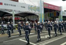 予行演習開始と雨あがる 三軍楽儀隊と「オレンジの悪魔」に注目集まる