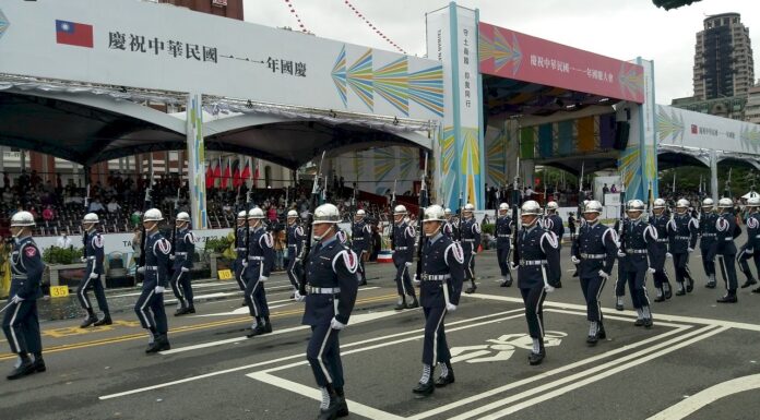 予行演習開始と雨あがる 三軍楽儀隊と「オレンジの悪魔」に注目集まる
