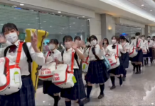 京都橘高校吹奏部抵台 學生合照高喊台灣讚