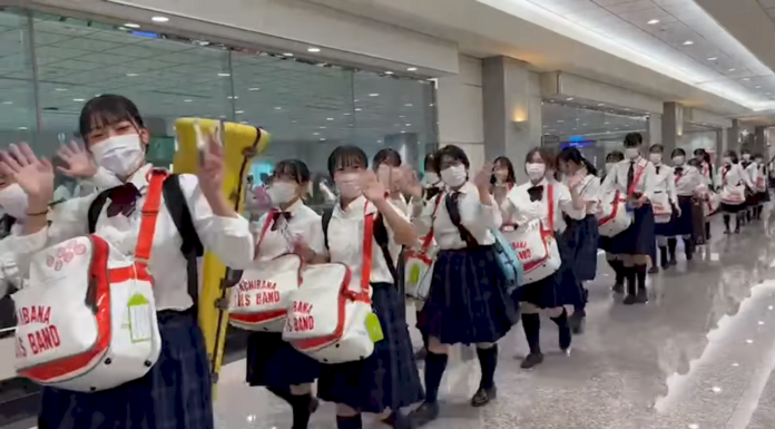京都橘高校吹奏部抵台 學生合照高喊台灣讚