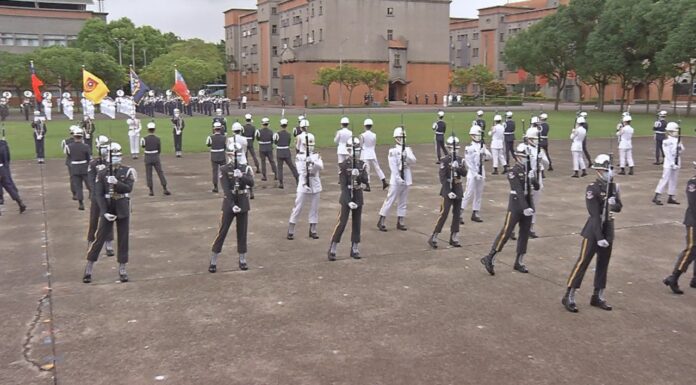 双十国慶節祝賀式典の目玉、三軍楽儀隊のライフルトスに期待高まる