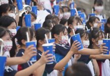 日本京都橘高校排練 游錫堃探班送珍奶