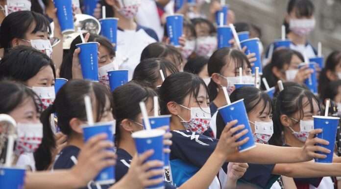 日本京都橘高校排練 游錫堃探班送珍奶