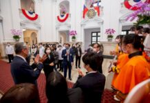 橘高校參訪府 總統成神秘嘉賓送上台灣造型頸枕